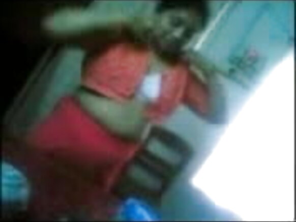 আন্টি ইন্ডিয়া বস্টি তার ভারতীয় ক্লায়েন্টকে ব্লোজব দেয়, তাকে চোদ