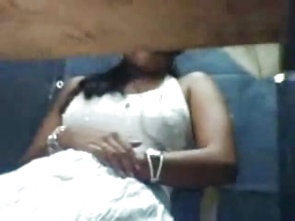 ভারতীয় মেয়ে নিনা রেস্তোরাঁয় হস্তমৈথুন করছে - সাঁজ দ্বারা