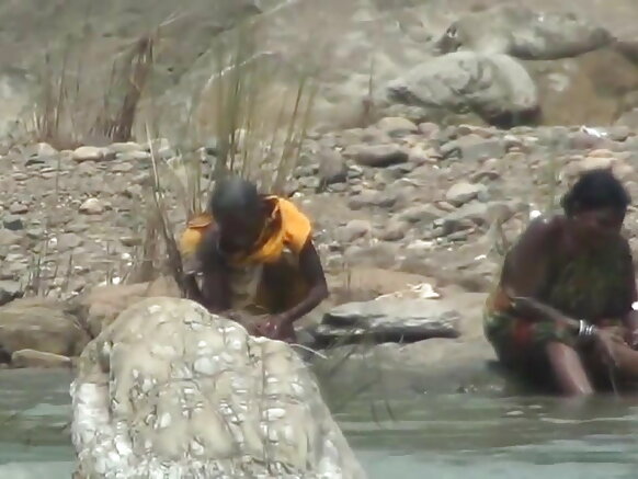 লেডি খোলা হিন্দি মুভি সেক্সি মুভি হাওয়ায় নদীতে গোসল করছে গোপন ক্যামেরা দিয়ে