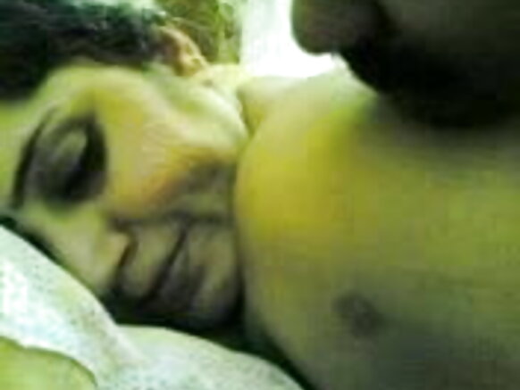 গর্দিতা মেয়ে তার আসল অপেশাদার প্রেমিকের সাথে সেক্সি ব্লু মুভি দেখছে