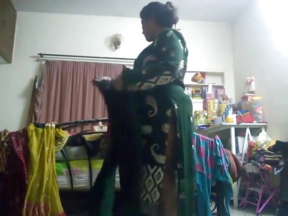 গোপন ক্যামেরায় বন্দী হিন্দিতে হট আন্টি সেক্সি শো মুভি